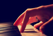 [CBA]琼斯溜底线送助攻 余嘉豪篮下双手扣篮.